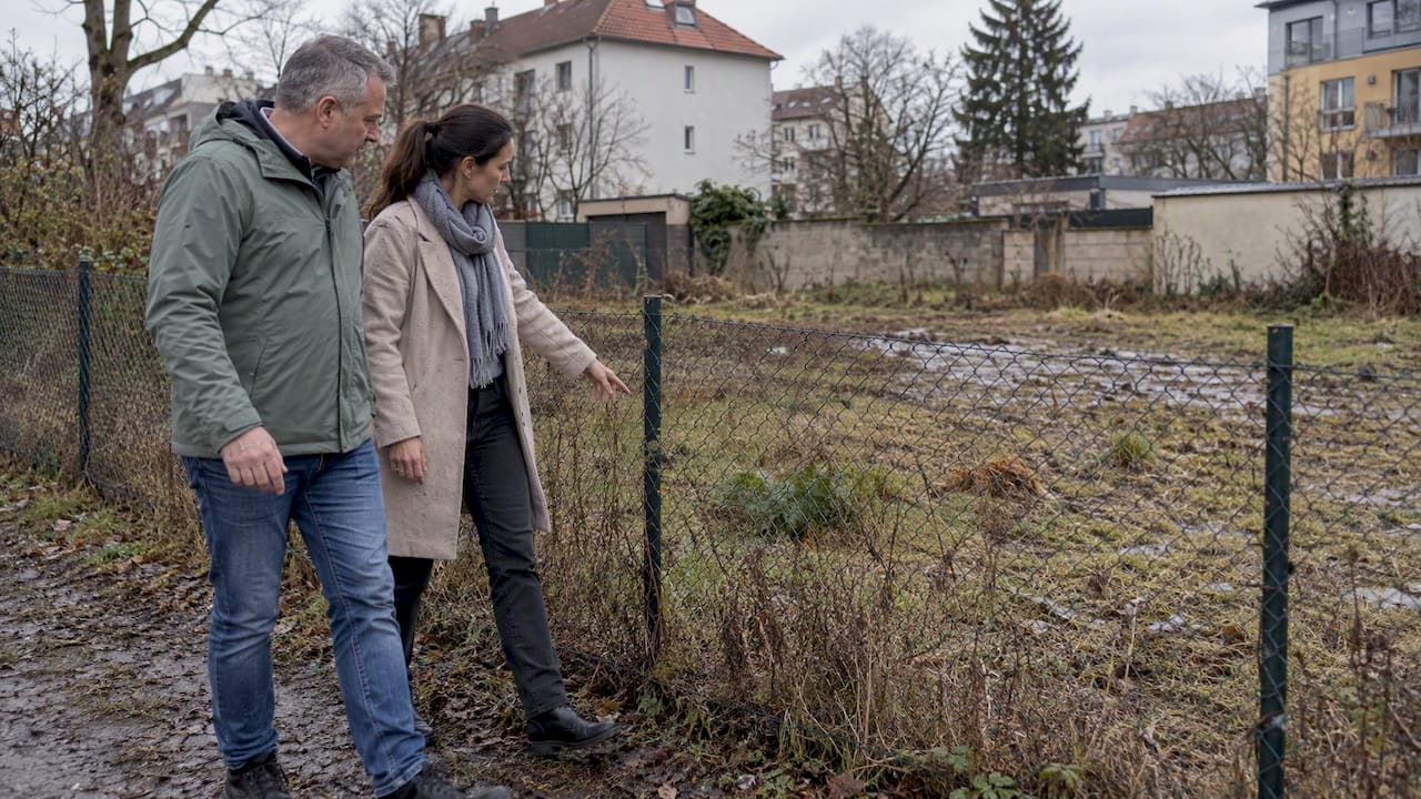 Eigentümer und Käufer besichtigen ein Grundstück in Berlin