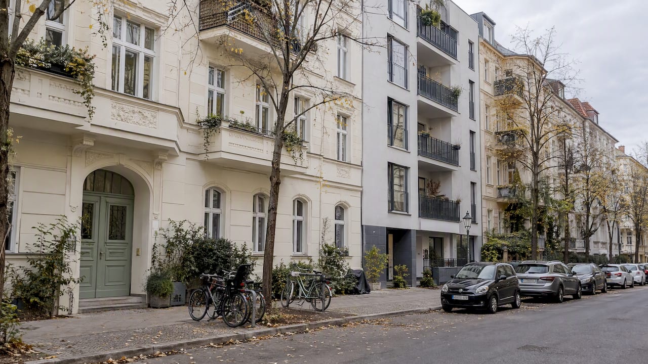 Wohnhäuser in Berlin entlang einer ruhigen Straße
